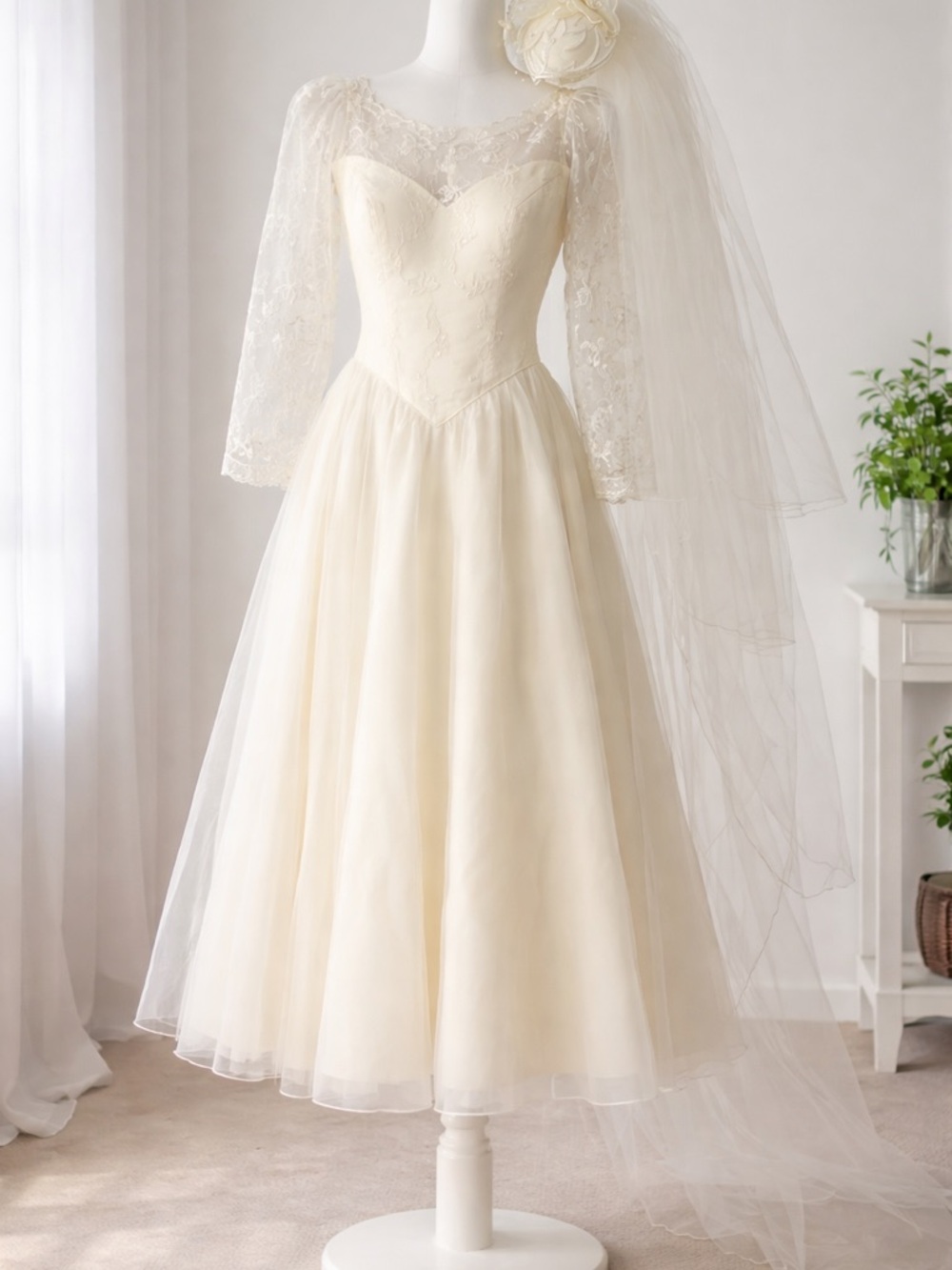 Ivory Tea-Length Lace Sleeve Wedding Dress with Bridal Veils two pieces